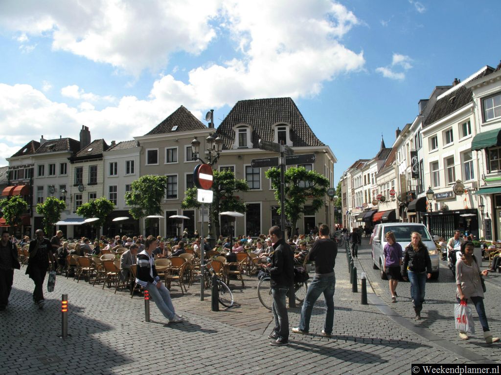 De Havermarkt is een pleintje met veel cafés.  Het is een bekende uitgaansplek in Breda. Je kunt de Havermarkt gemakkelijk vinden want het ligt naast de toren van de Grote Kerk.